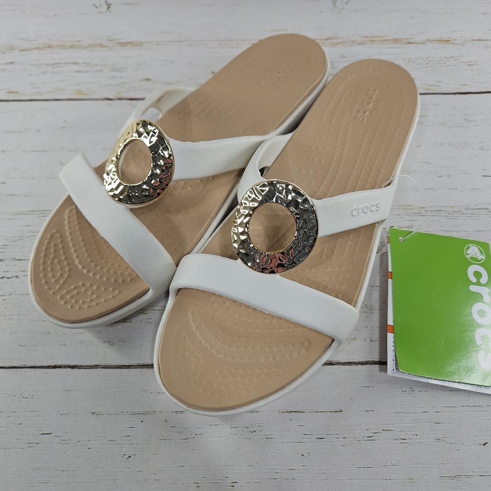 Crocs Sanrah Hammered Met Women 8 Oyster Gold Circle Rings Relaxed Wedge Sandals